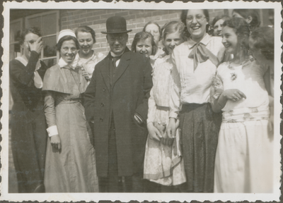 879290 Groepsportret van deelneemsters aan het kamp voor meisjes te Loosdrecht georganiseerd door de ...